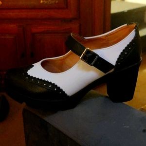 Retro saddle shoe with chunky heel